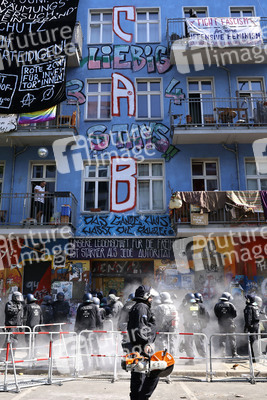 Durchsetzung der Brandschutzprüfung in der 'Rigaer 94' in Berlin