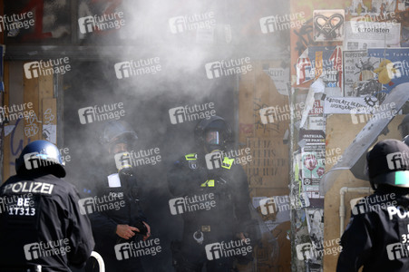 Durchsetzung der Brandschutzprüfung in der 'Rigaer 94' in Berlin