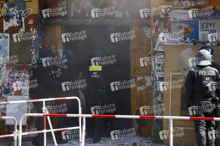 Durchsetzung der Brandschutzprüfung in der 'Rigaer 94' in Berlin