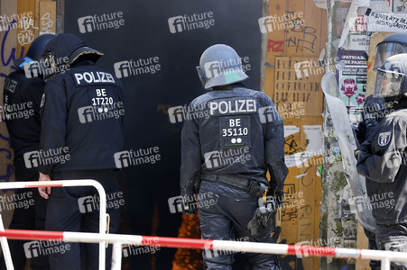 Durchsetzung der Brandschutzprüfung in der 'Rigaer 94' in Berlin