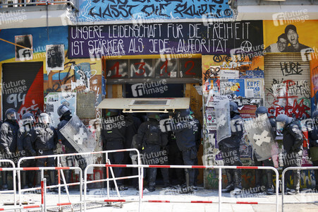 Durchsetzung der Brandschutzprüfung in der 'Rigaer 94' in Berlin