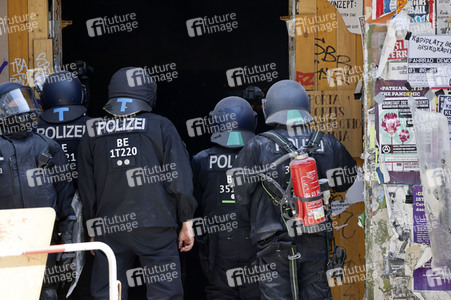 Durchsetzung der Brandschutzprüfung in der 'Rigaer 94' in Berlin
