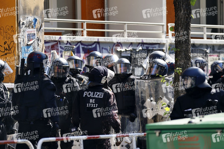 Durchsetzung der Brandschutzprüfung in der 'Rigaer 94' in Berlin