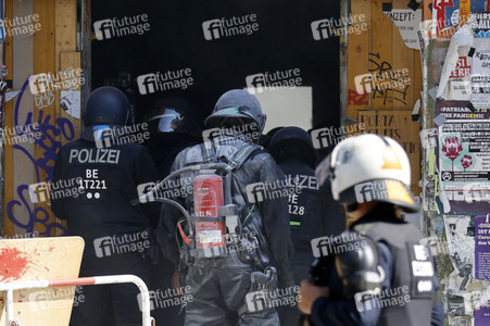 Durchsetzung der Brandschutzprüfung in der 'Rigaer 94' in Berlin