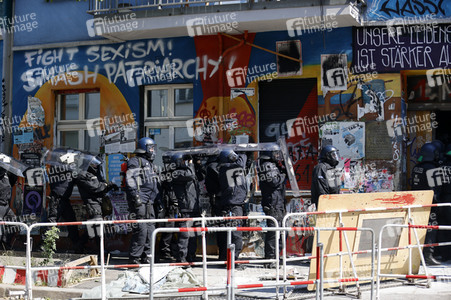 Durchsetzung der Brandschutzprüfung in der 'Rigaer 94' in Berlin