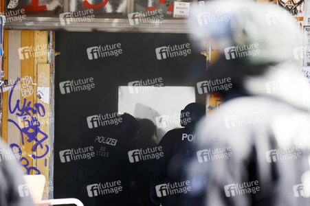 Durchsetzung der Brandschutzprüfung in der 'Rigaer 94' in Berlin