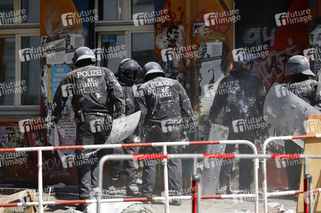 Durchsetzung der Brandschutzprüfung in der 'Rigaer 94' in Berlin