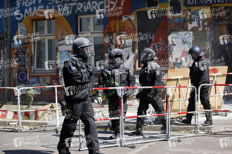 Durchsetzung der Brandschutzprüfung in der 'Rigaer 94' in Berlin