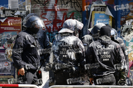 Durchsetzung der Brandschutzprüfung in der 'Rigaer 94' in Berlin