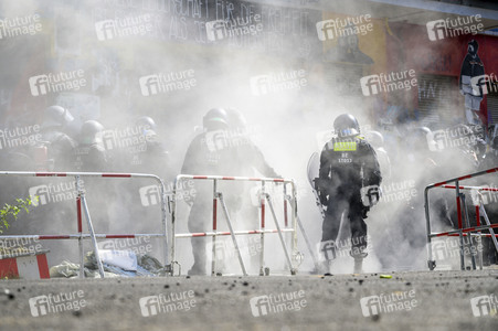 Durchsetzung der Brandschutzprüfung in der 'Rigaer 94' in Berlin