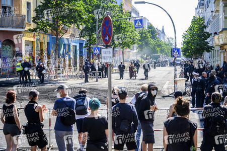 Durchsetzung der Brandschutzprüfung in der 'Rigaer 94' in Berlin