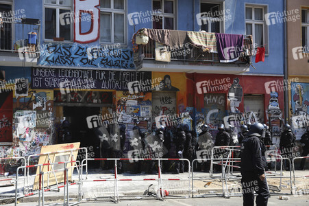 Durchsetzung der Brandschutzprüfung in der 'Rigaer 94' in Berlin