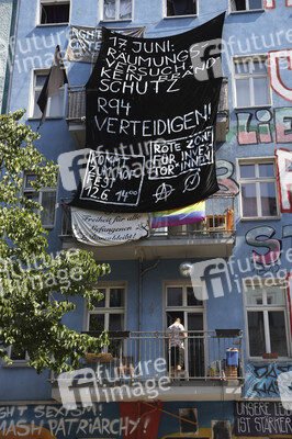 Durchsetzung der Brandschutzprüfung in der 'Rigaer 94' in Berlin