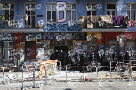 Durchsetzung der Brandschutzprüfung in der 'Rigaer 94' in Berlin