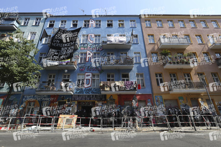 Durchsetzung der Brandschutzprüfung in der 'Rigaer 94' in Berlin