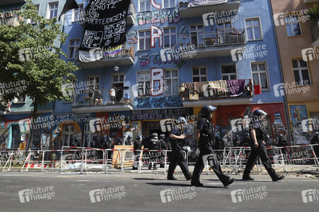 Durchsetzung der Brandschutzprüfung in der 'Rigaer 94' in Berlin
