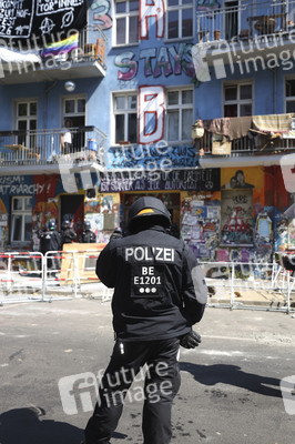 Durchsetzung der Brandschutzprüfung in der 'Rigaer 94' in Berlin
