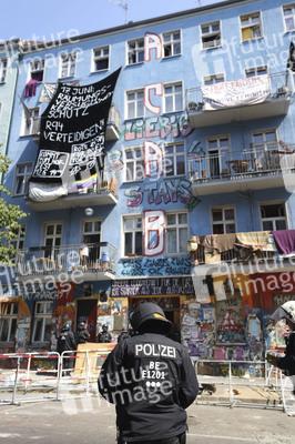 Durchsetzung der Brandschutzprüfung in der 'Rigaer 94' in Berlin