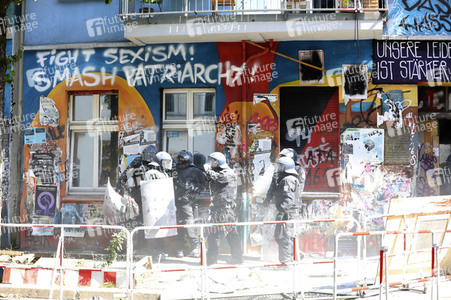Durchsetzung der Brandschutzprüfung in der 'Rigaer 94' in Berlin