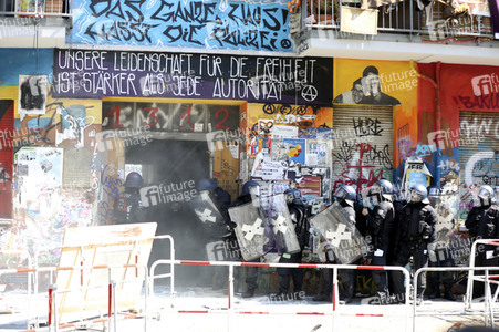 Durchsetzung der Brandschutzprüfung in der 'Rigaer 94' in Berlin