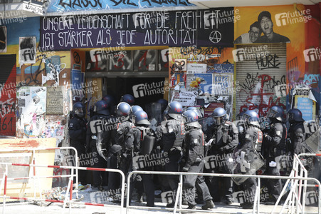Durchsetzung der Brandschutzprüfung in der 'Rigaer 94' in Berlin