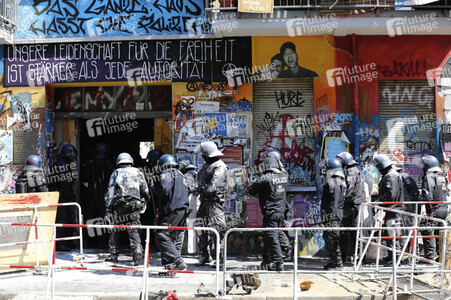 Durchsetzung der Brandschutzprüfung in der 'Rigaer 94' in Berlin