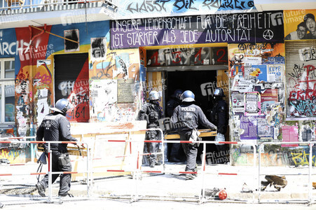 Durchsetzung der Brandschutzprüfung in der 'Rigaer 94' in Berlin
