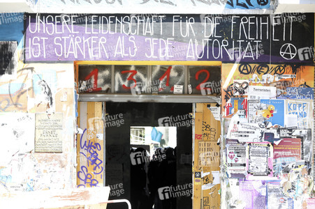 Durchsetzung der Brandschutzprüfung in der 'Rigaer 94' in Berlin