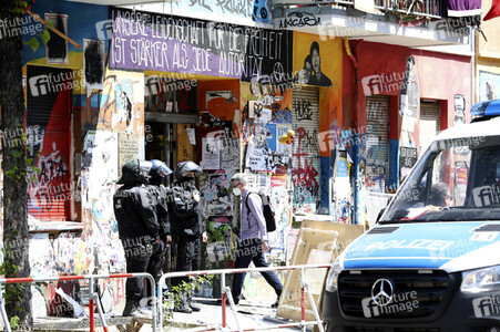 Durchsetzung der Brandschutzprüfung in der 'Rigaer 94' in Berlin