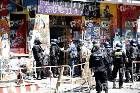 Durchsetzung der Brandschutzprüfung in der 'Rigaer 94' in Berlin