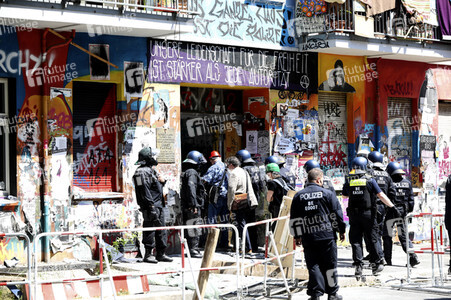 Durchsetzung der Brandschutzprüfung in der 'Rigaer 94' in Berlin