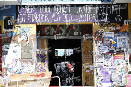 Durchsetzung der Brandschutzprüfung in der 'Rigaer 94' in Berlin