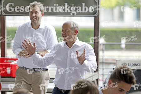 Olaf Scholz beim Get-together im Biergarten Zollpackhof in Berlin