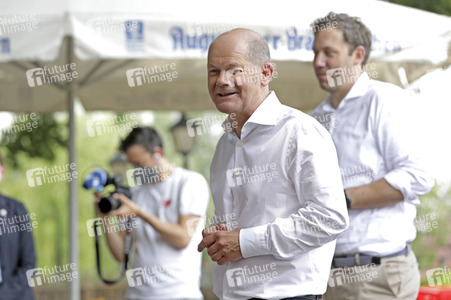 Olaf Scholz beim Get-together im Biergarten Zollpackhof in Berlin