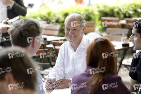 Olaf Scholz beim Get-together im Biergarten Zollpackhof in Berlin