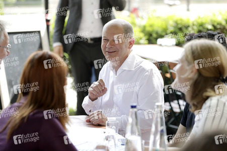 Olaf Scholz beim Get-together im Biergarten Zollpackhof in Berlin