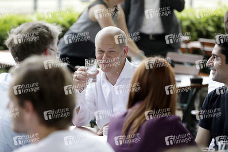 Olaf Scholz beim Get-together im Biergarten Zollpackhof in Berlin