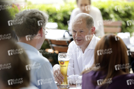 Olaf Scholz beim Get-together im Biergarten Zollpackhof in Berlin