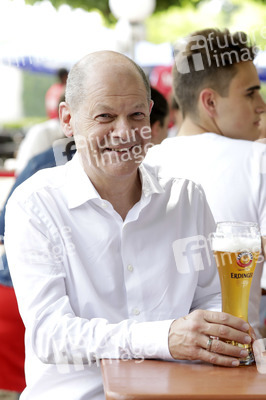 Olaf Scholz beim Get-together im Biergarten Zollpackhof in Berlin