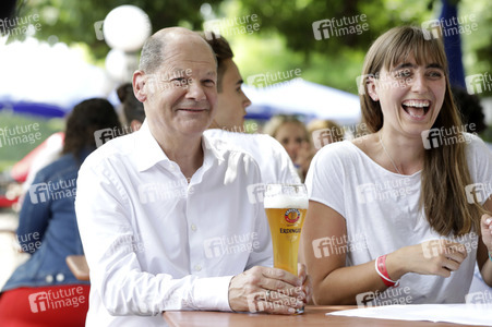 Olaf Scholz beim Get-together im Biergarten Zollpackhof in Berlin