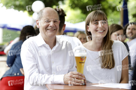 Olaf Scholz beim Get-together im Biergarten Zollpackhof in Berlin
