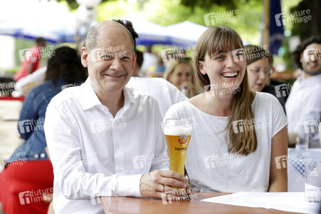 Olaf Scholz beim Get-together im Biergarten Zollpackhof in Berlin