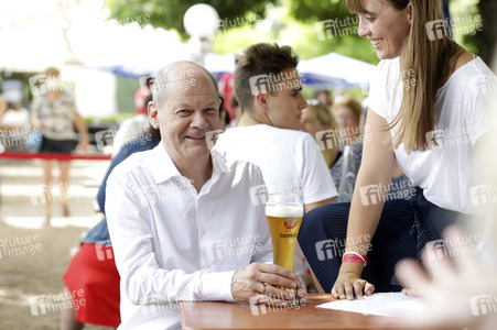 Olaf Scholz beim Get-together im Biergarten Zollpackhof in Berlin