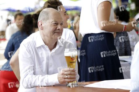 Olaf Scholz beim Get-together im Biergarten Zollpackhof in Berlin