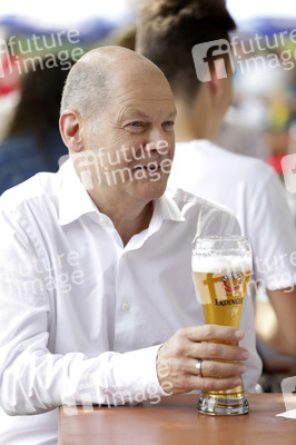 Olaf Scholz beim Get-together im Biergarten Zollpackhof in Berlin