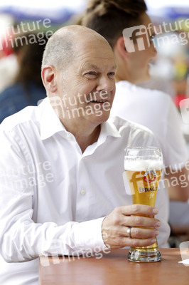 Olaf Scholz beim Get-together im Biergarten Zollpackhof in Berlin