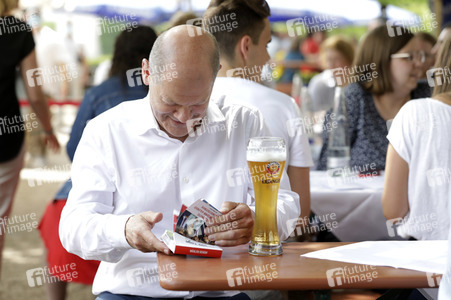 Olaf Scholz beim Get-together im Biergarten Zollpackhof in Berlin