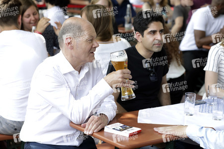 Olaf Scholz beim Get-together im Biergarten Zollpackhof in Berlin