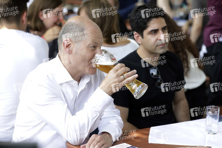 Olaf Scholz beim Get-together im Biergarten Zollpackhof in Berlin