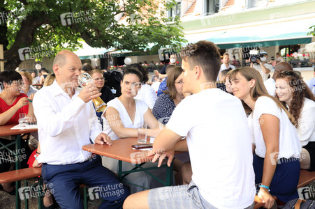 Olaf Scholz beim Get-together im Biergarten Zollpackhof in Berlin